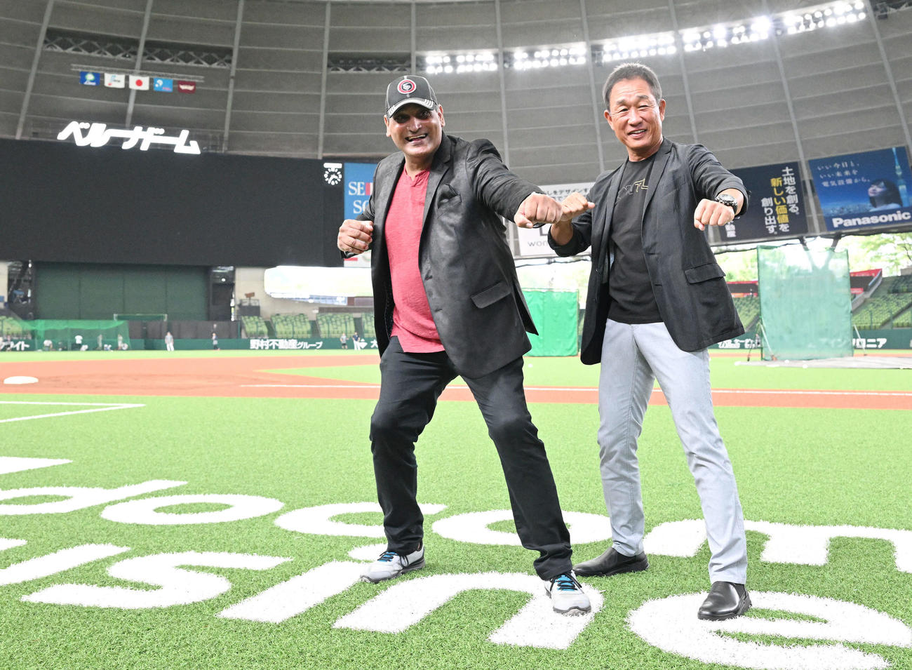 西武対楽天　試合前練習を視察したデストラーデ氏（左）は辻氏との記念撮影でポーズを決める（撮影・滝沢徹郎）