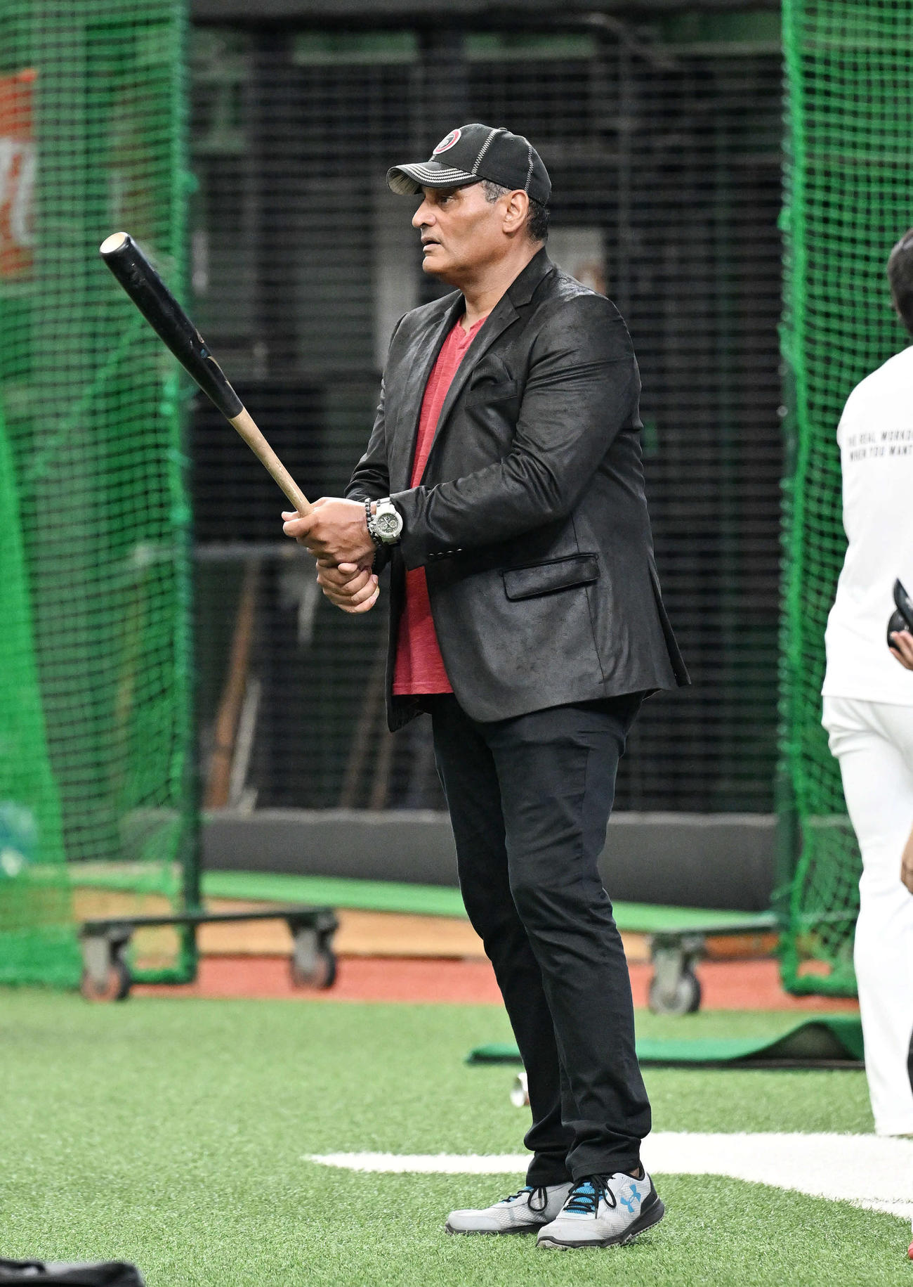 西武対楽天　バットを手に試合前練習を視察するデストラーデ氏（撮影・滝沢徹郎）