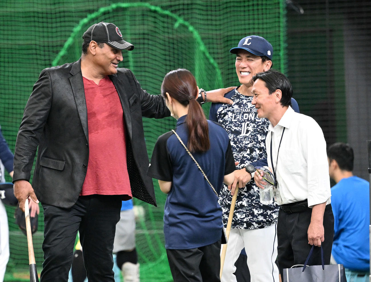 西武対楽天　試合前練習でデストラーデ氏（左）は西武松井監督と談笑する（撮影・滝沢徹郎）
