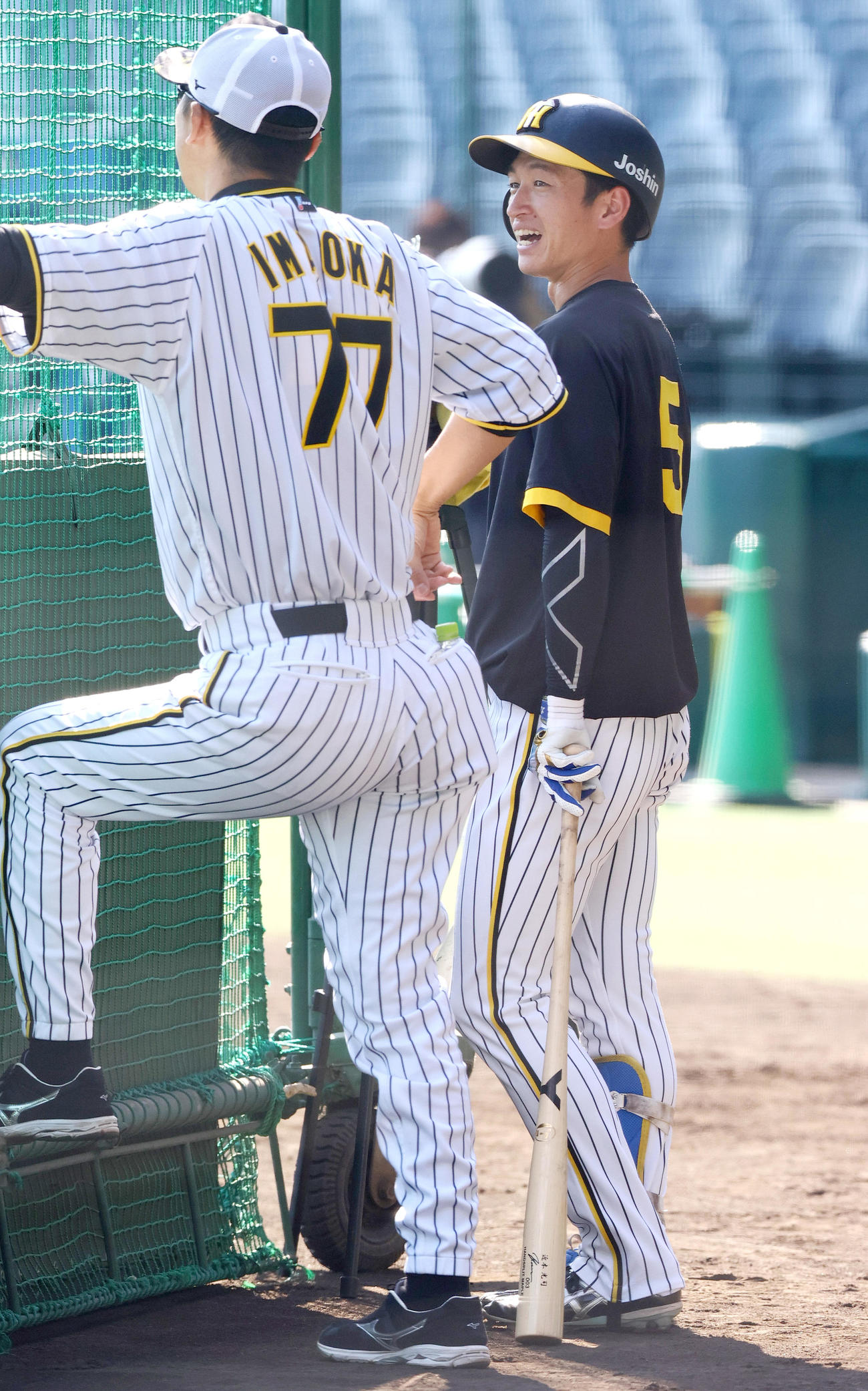 阪神対中日　試合前の練習で阪神近本（右）は今岡打撃コーチと笑顔で話す（撮影・上山淳一）
