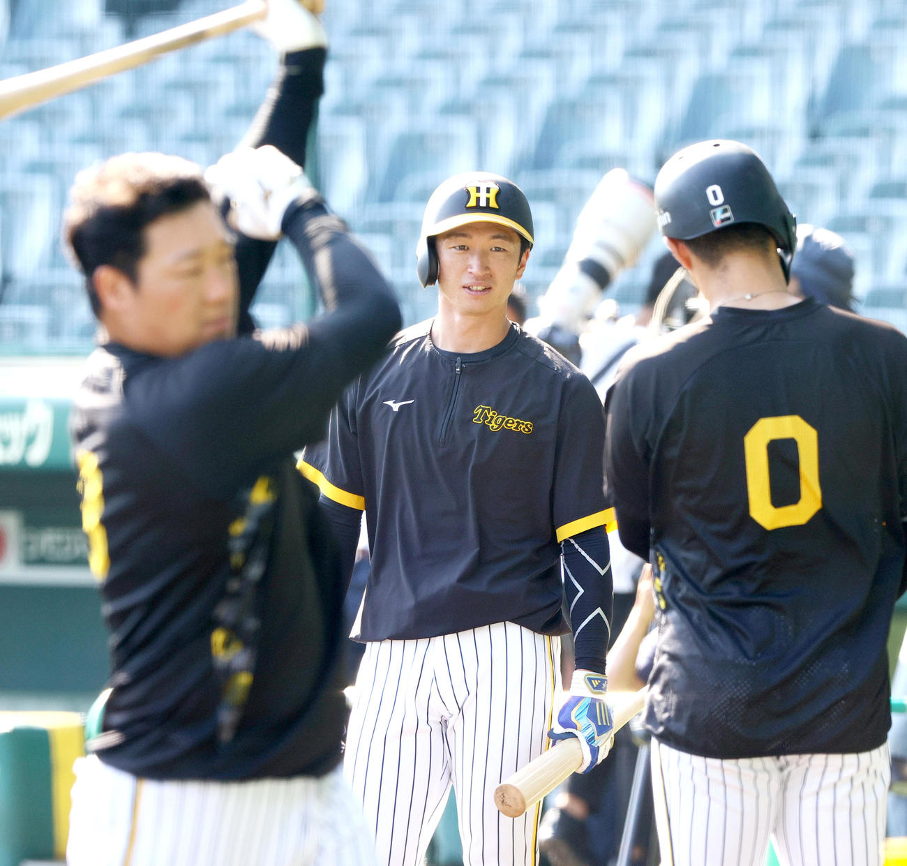阪神対中日　試合前の練習でリラックスした表情を見せる阪神近本（中央）（撮影・上山淳一）