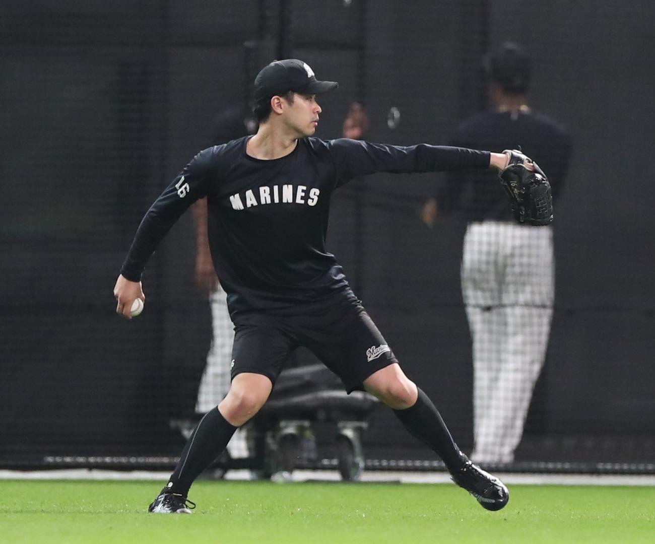 日本ハム対ロッテ　試合前練習でキャッチボールする種市（撮影・黒川智章）