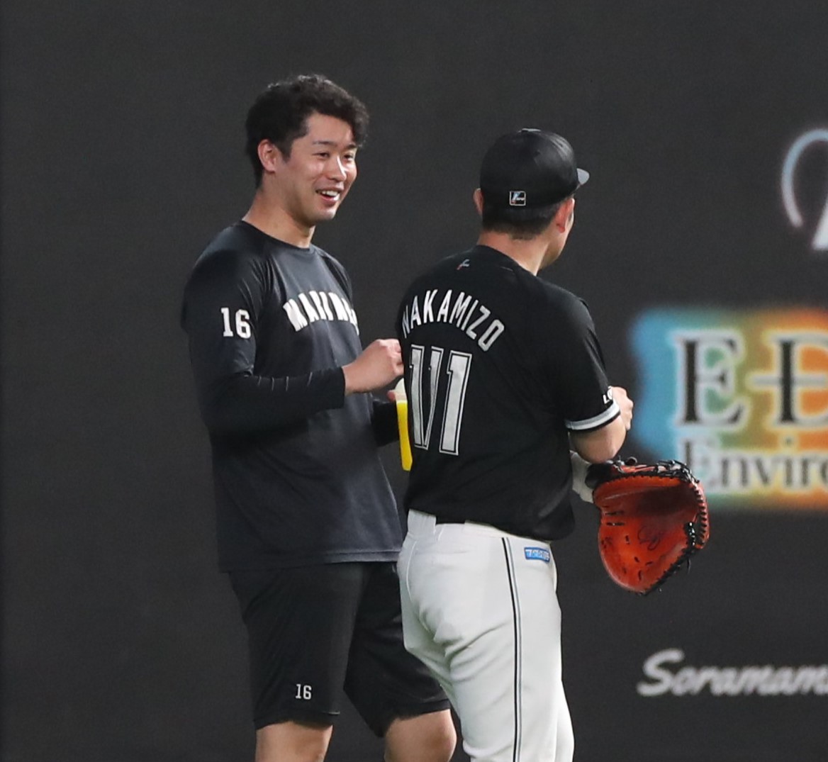 日本ハム対ロッテ　試合前練習で笑顔の種市（撮影・黒川智章）