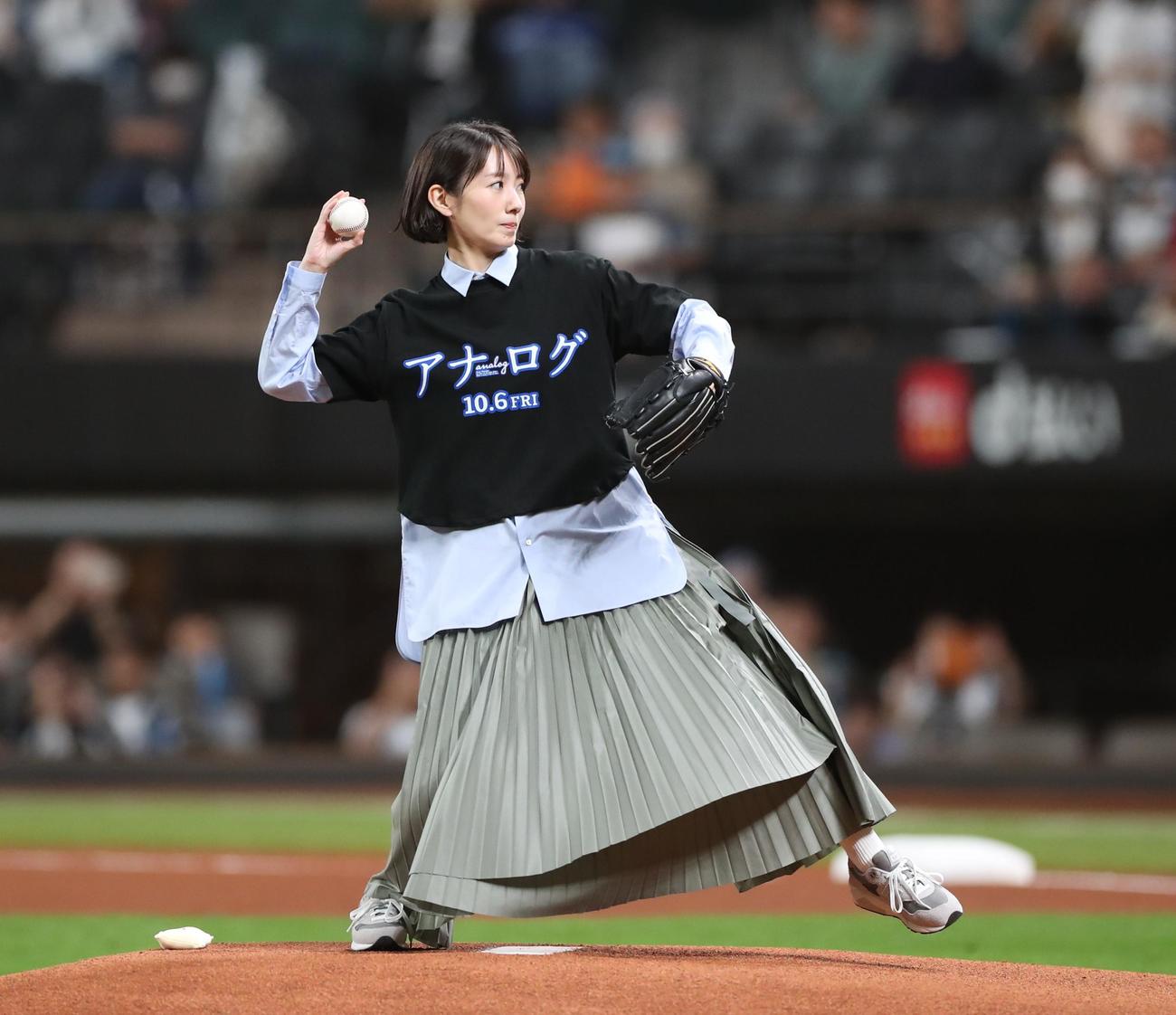 日本ハム対ロッテ　ファーストピッチセレモニーで投球する波瑠（撮影・黒川智章）