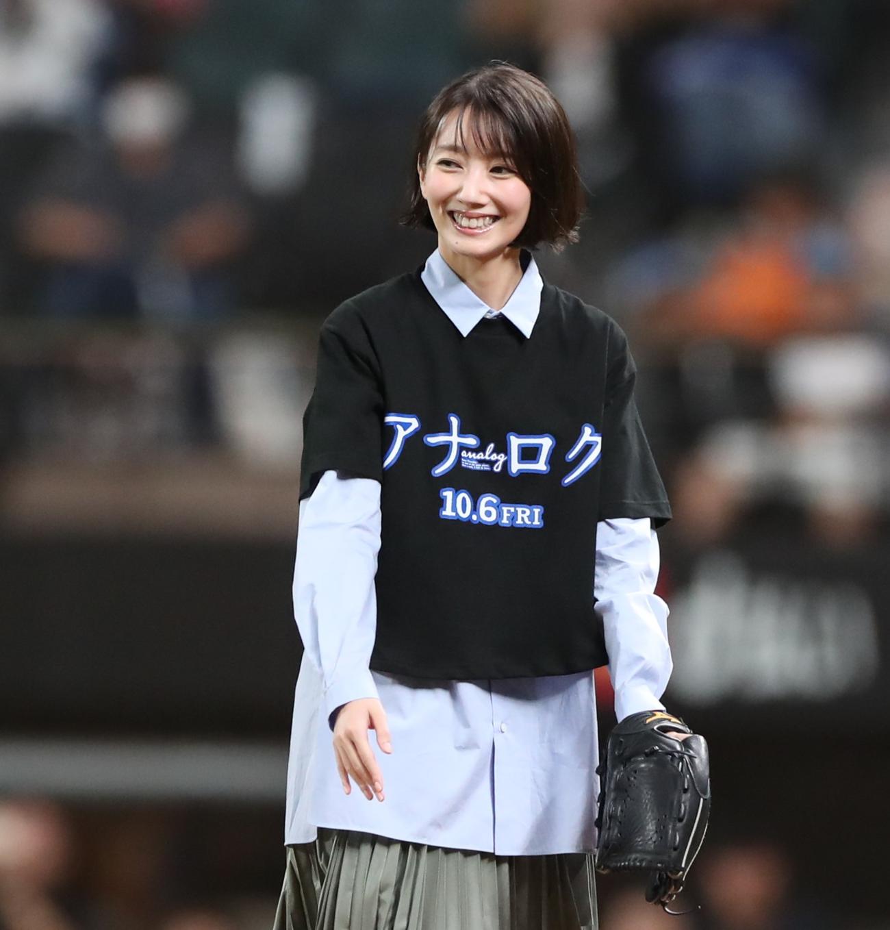 日本ハム対ロッテ　ファーストピッチセレモニーに登場した波瑠（撮影・黒川智章）