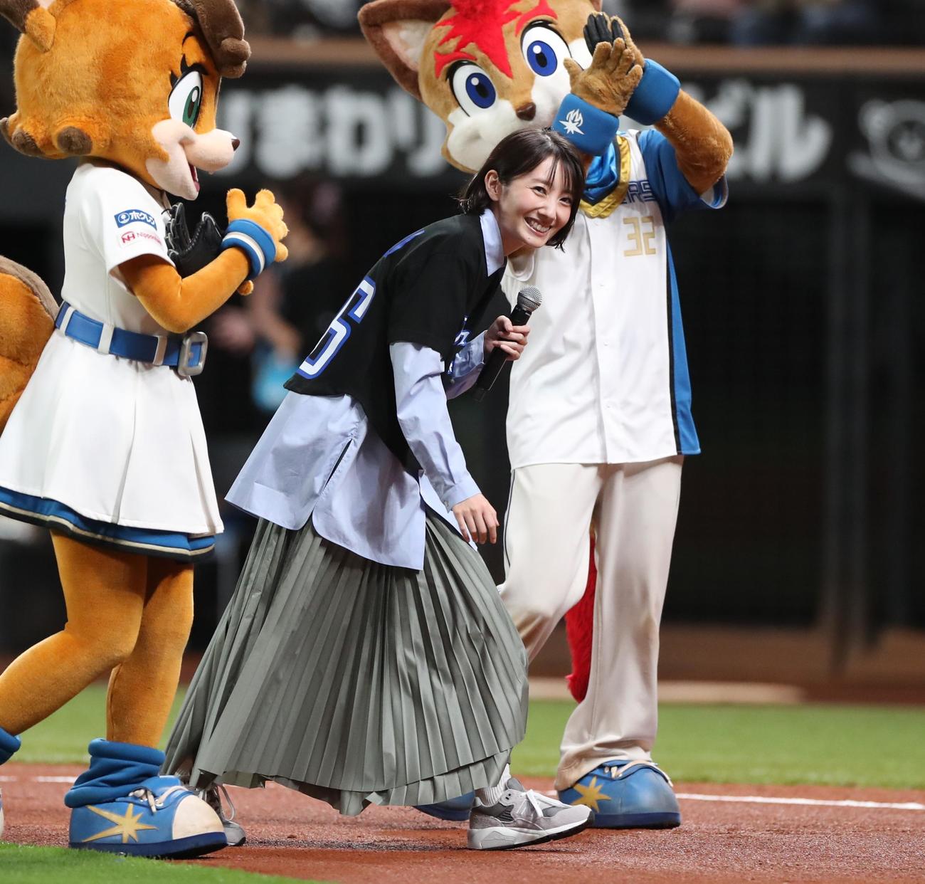 日本ハム対ロッテ　ファーストピッチセレモニーに登場した波瑠（撮影・黒川智章）