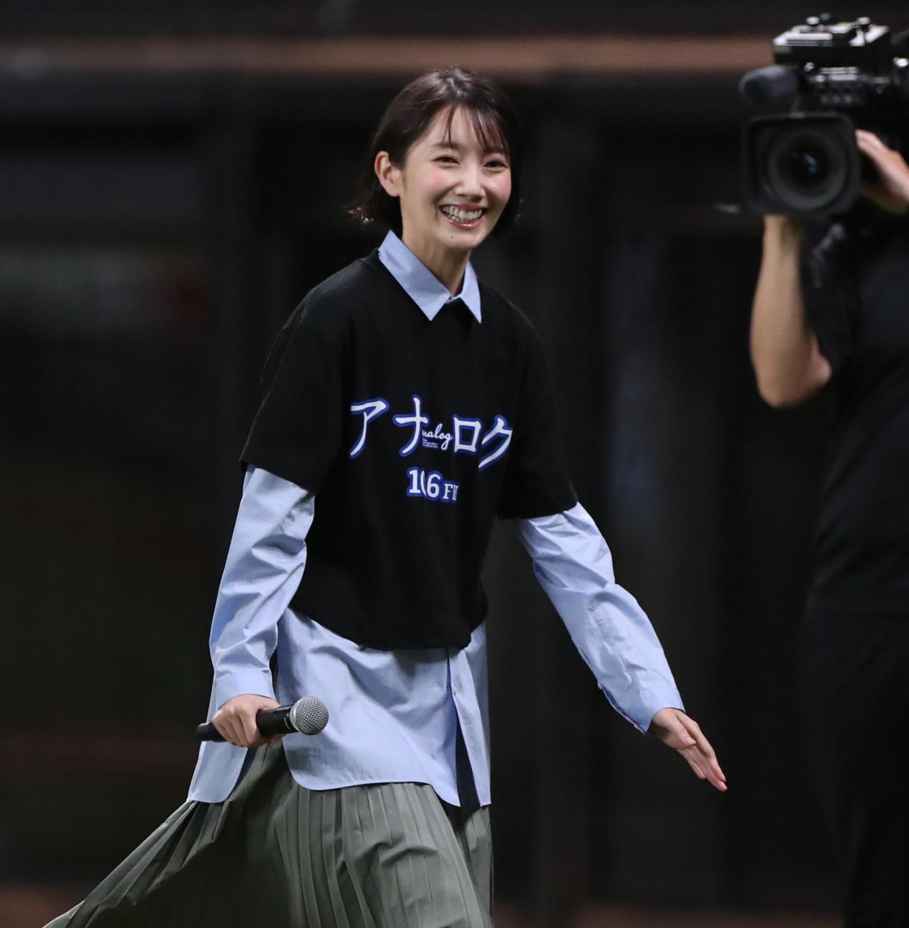 日本ハム対ロッテ　ファーストピッチセレモニーに登場した波瑠（撮影・黒川智章）