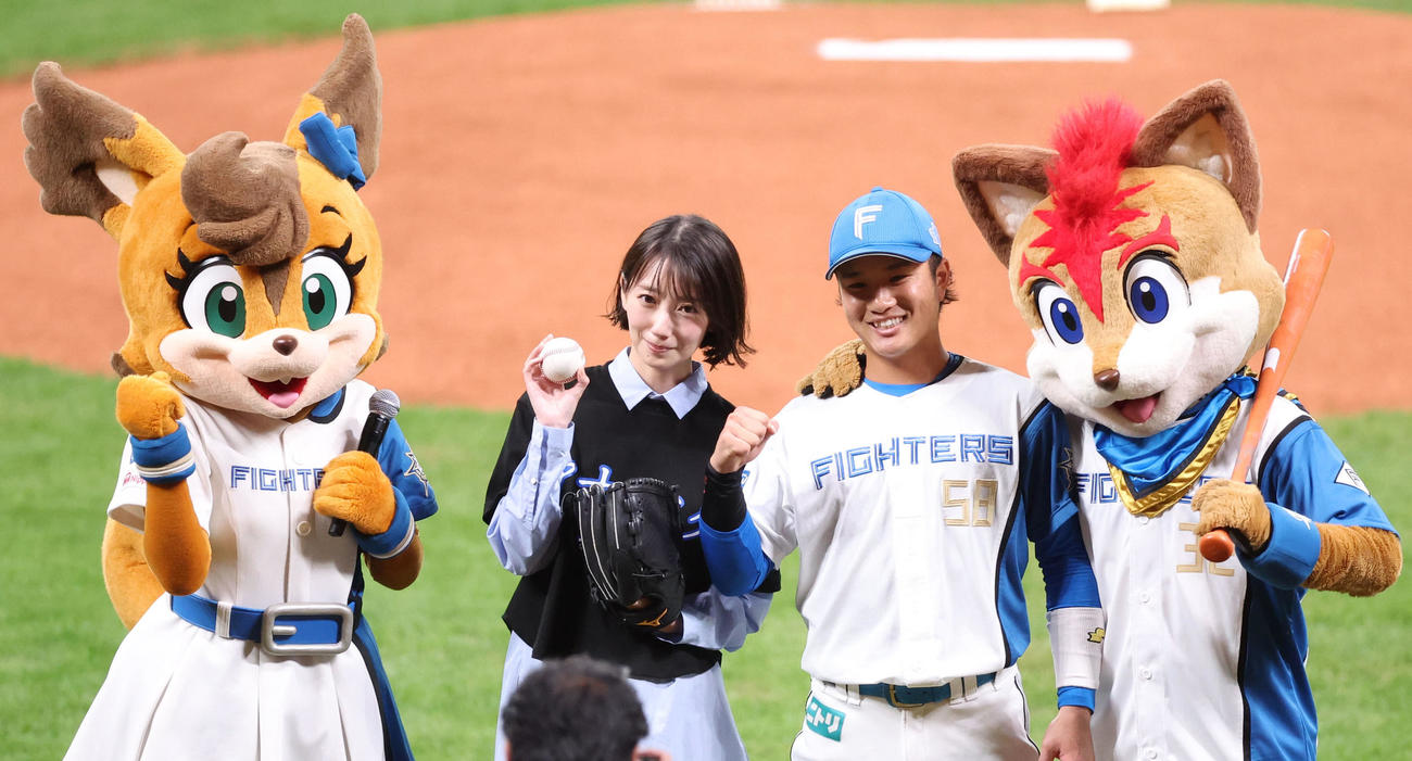 日本ハム対ロッテ　試合前、ファーストピッチを終えた波瑠（左）は日本ハム奈良間と記念撮影をする（撮影・佐藤翔太）