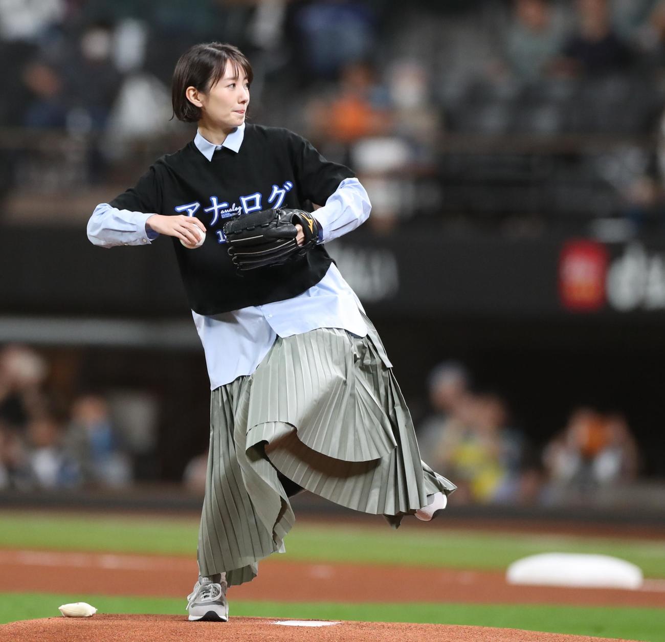 日本ハム対ロッテ　ファーストピッチセレモニーで投球する波瑠（撮影・黒川智章）