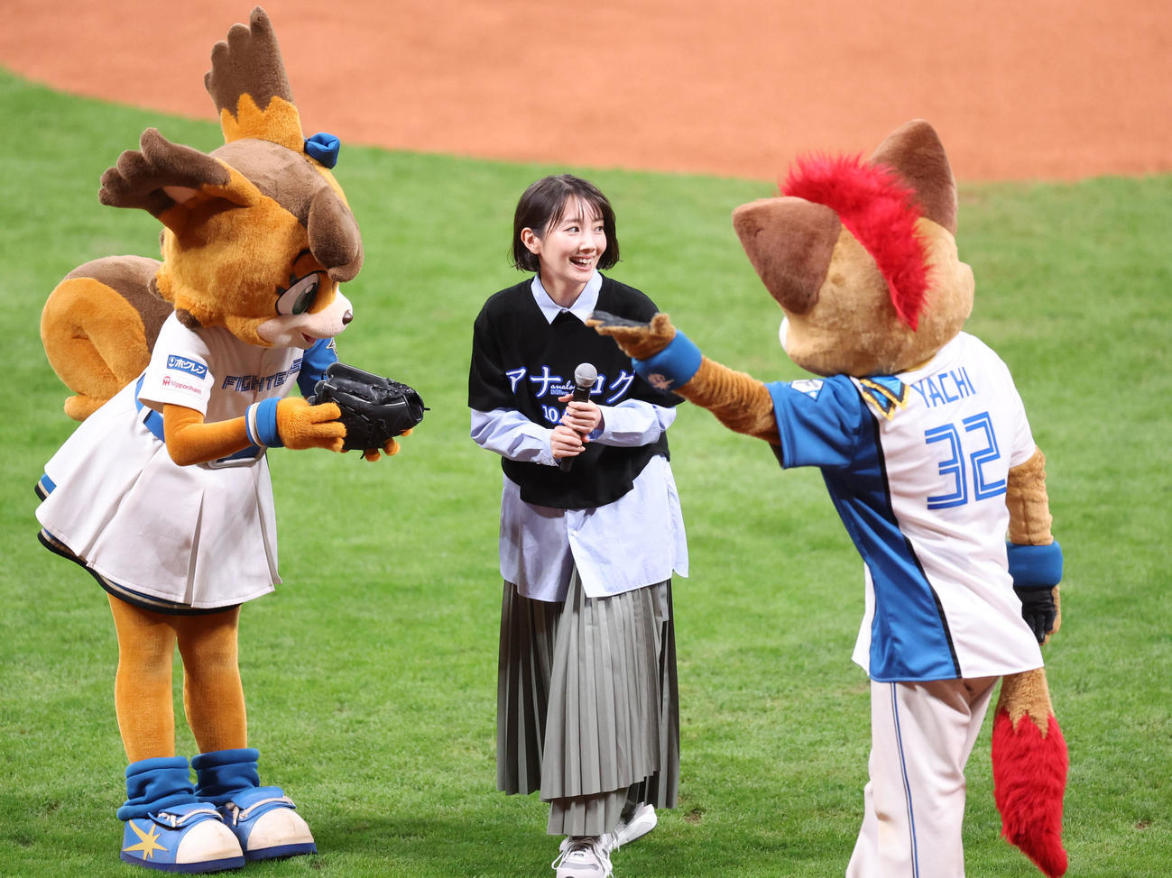 日本ハム対ロッテ　試合前、ファーストピッチを終え引き揚げる波瑠（撮影・佐藤翔太）