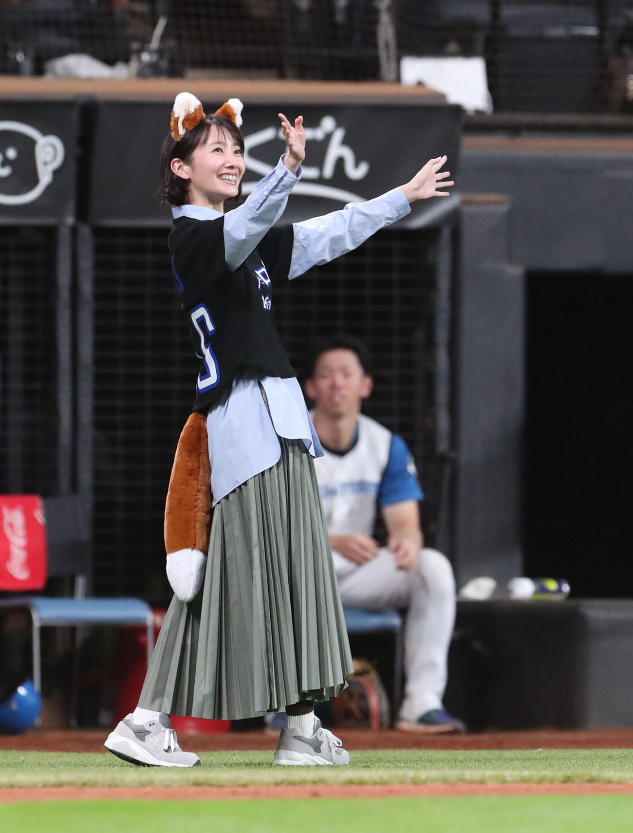 日本ハム対ロッテ　「きつねダンス」で登場する波瑠（撮影・佐藤翔太）