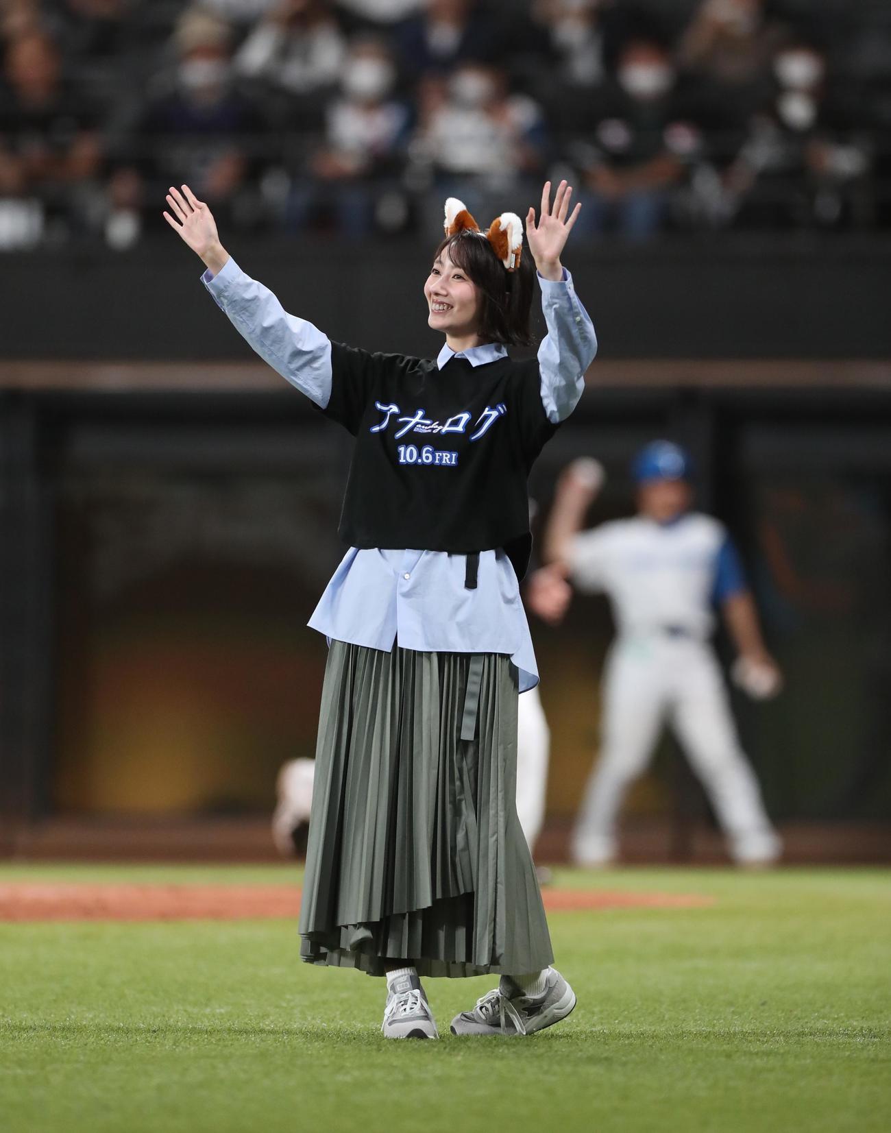 日本ハム対ロッテ　きつねダンスを踊る波瑠（撮影・黒川智章）