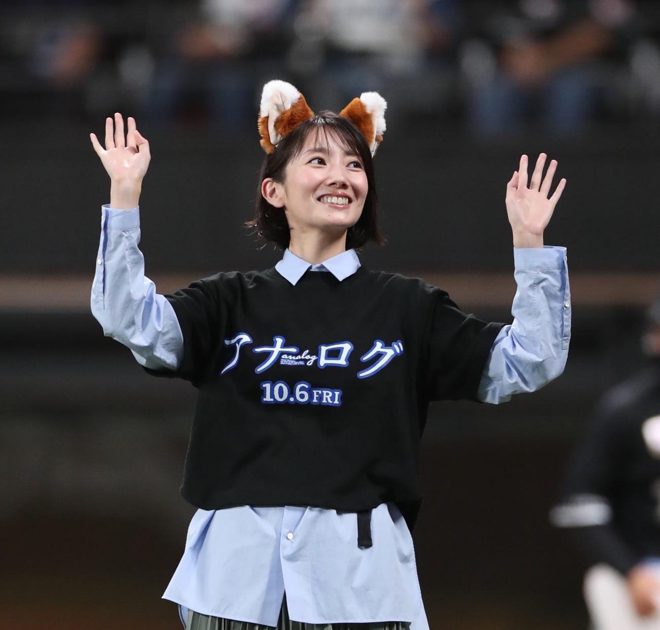 日本ハム対ロッテ　きつねダンスを踊る波瑠（撮影・黒川智章）