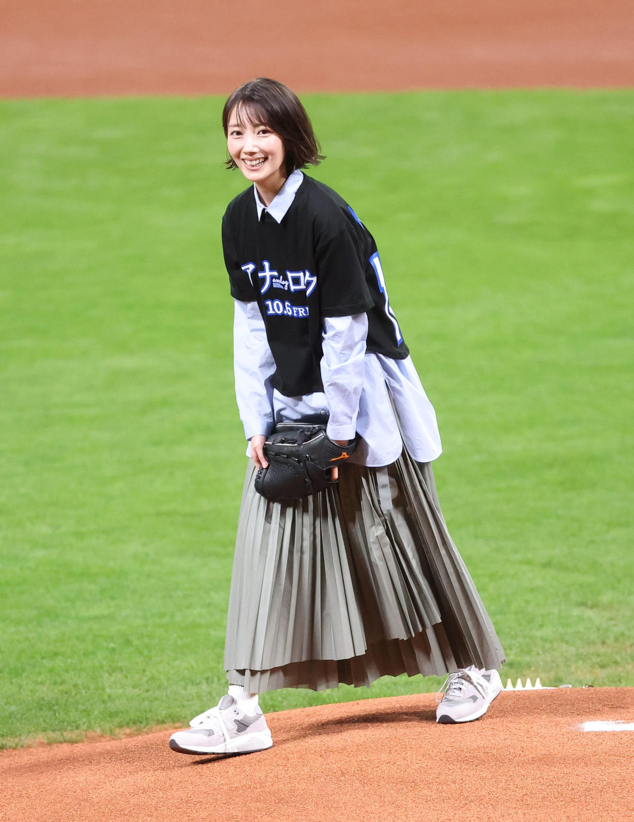 日本ハム対ロッテ　試合前、ファーストピッチを務める波瑠（撮影・佐藤翔太）