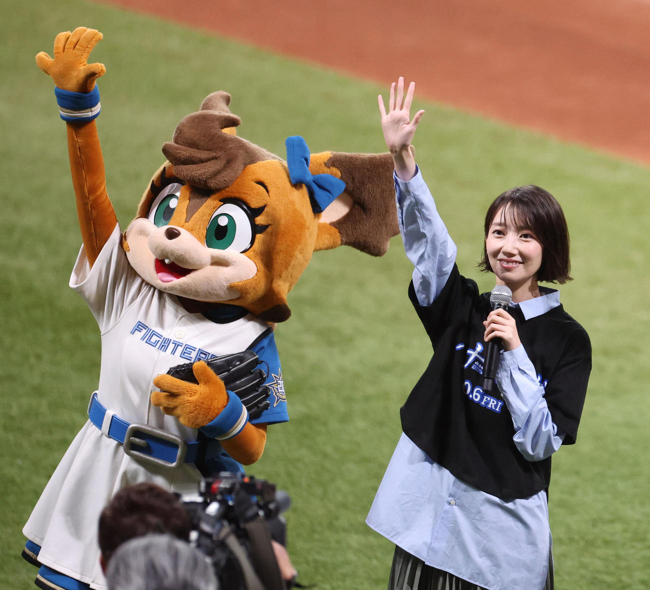日本ハム対ロッテ　試合前、ファーストピッチに登場する波瑠（撮影・佐藤翔太）