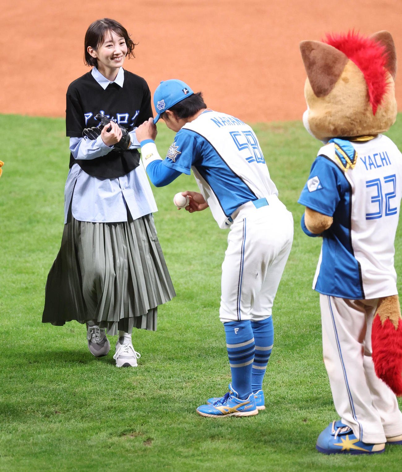 日本ハム対ロッテ　試合前、ファーストピッチを終え笑顔の波瑠（撮影・佐藤翔太）