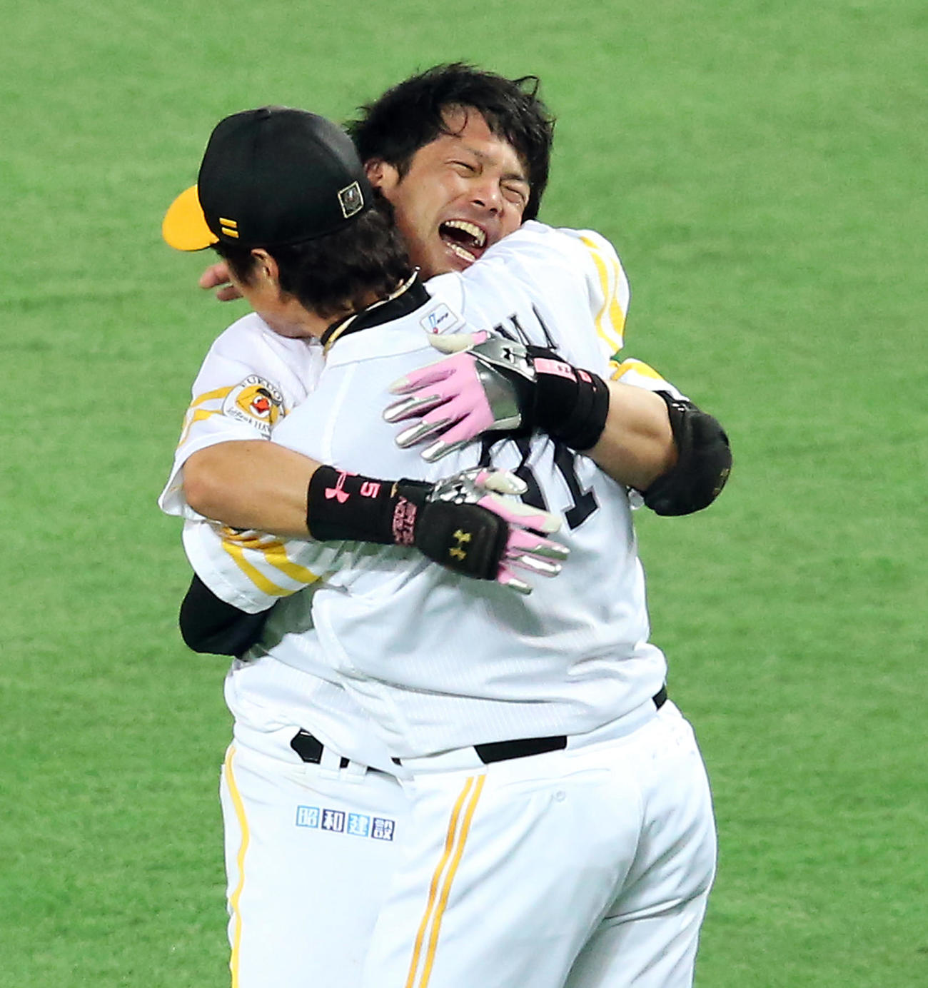 14年10月2日、ソフトバンク対オリックス　サヨナラ打の松田（奥）は秋山監督と抱き合う