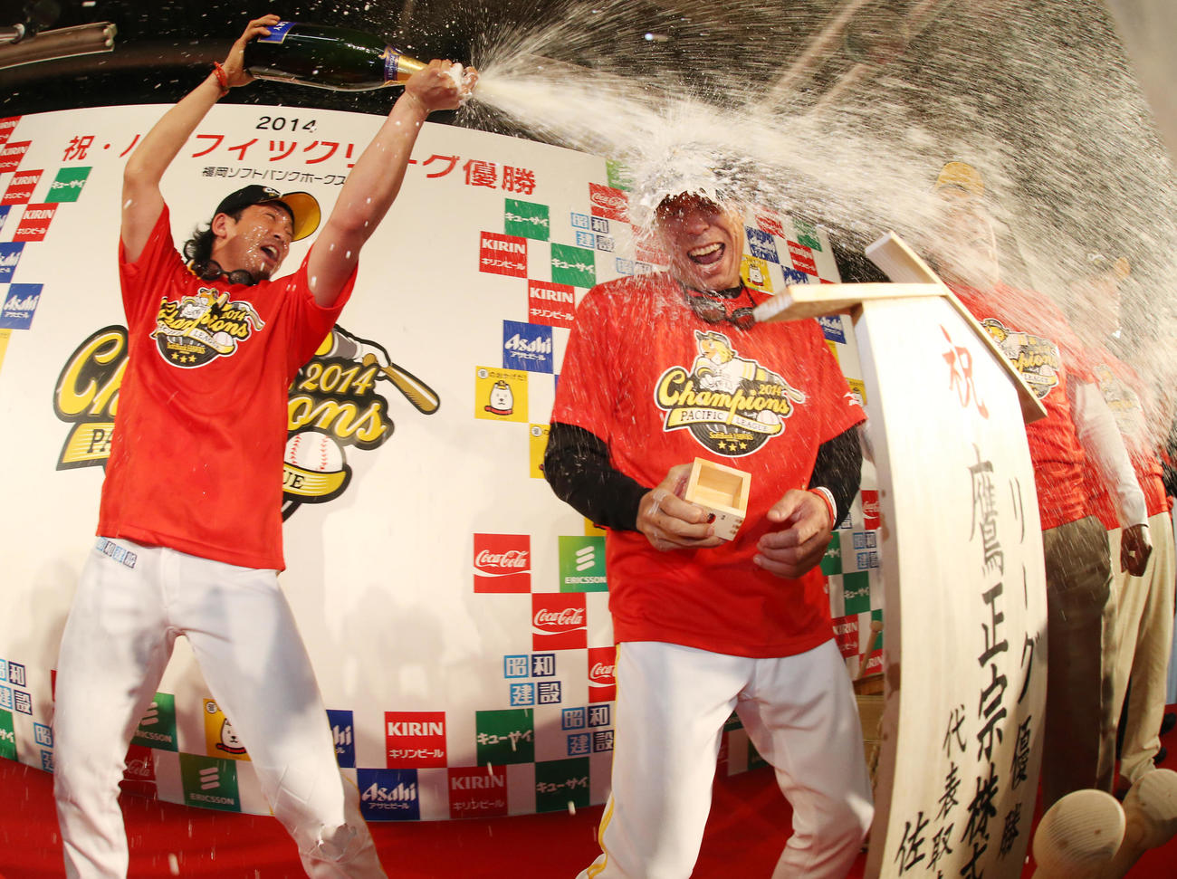 2014年10月、秋山幸二監督（右）にシャンパンをかける松田宣浩
