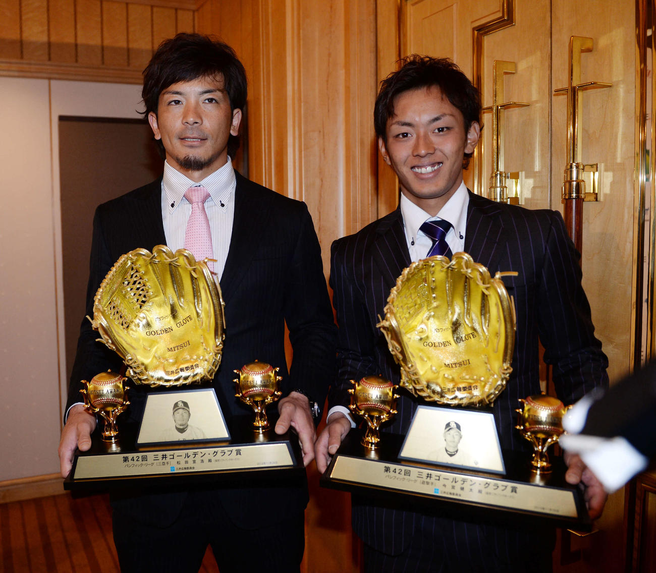 2013年11月、三井ゴールデン・グラブ賞の表彰式でトロフィーを持つソフトバンクの松田宣浩（左）と今宮健太