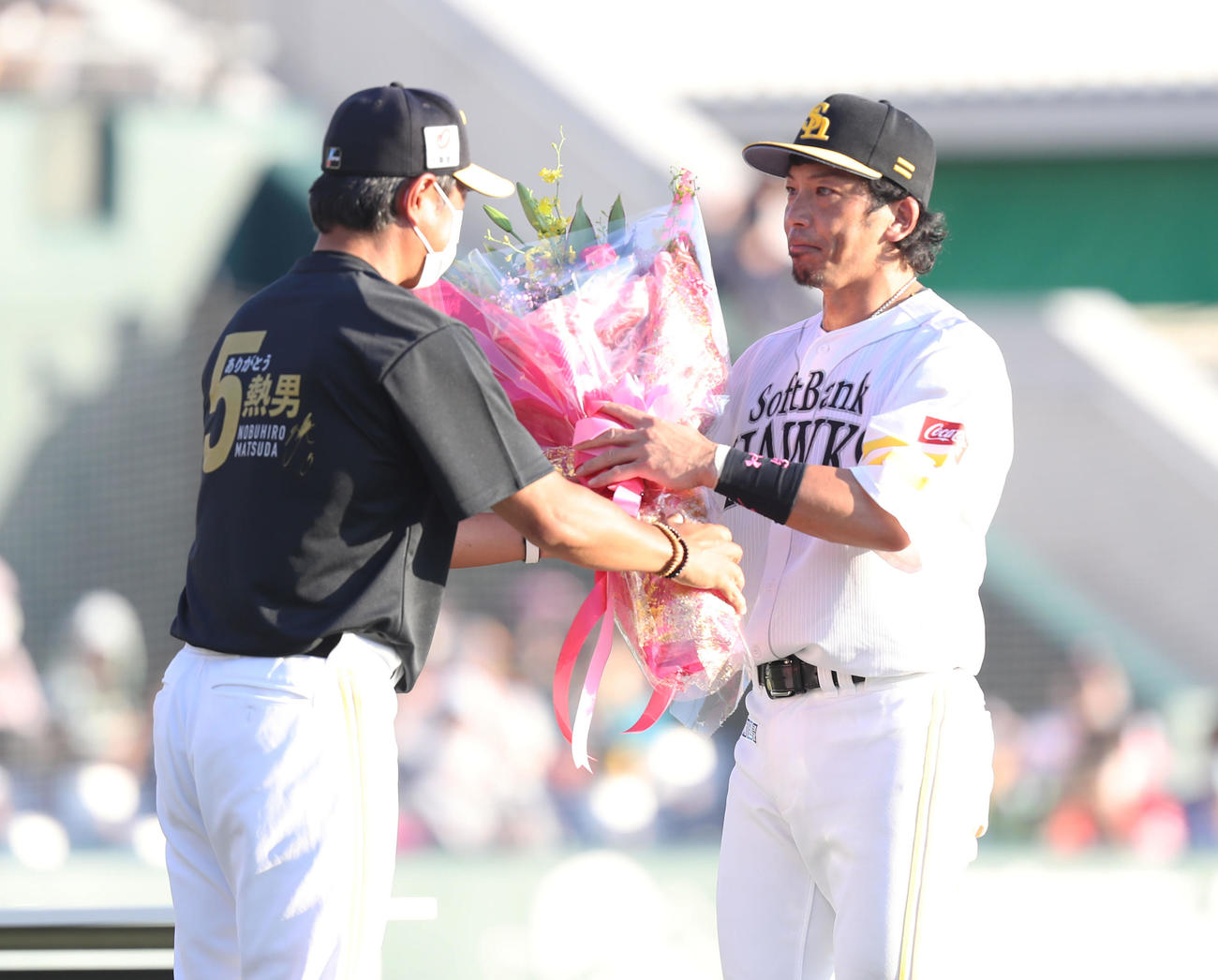2022年10月、小久保2軍監督から花束を受け取る松田