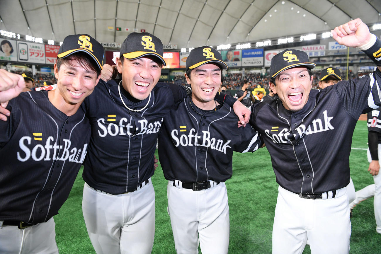 2019年6月、交流戦優勝を決めて喜ぶ、左から福田、内川、和田、松田宣