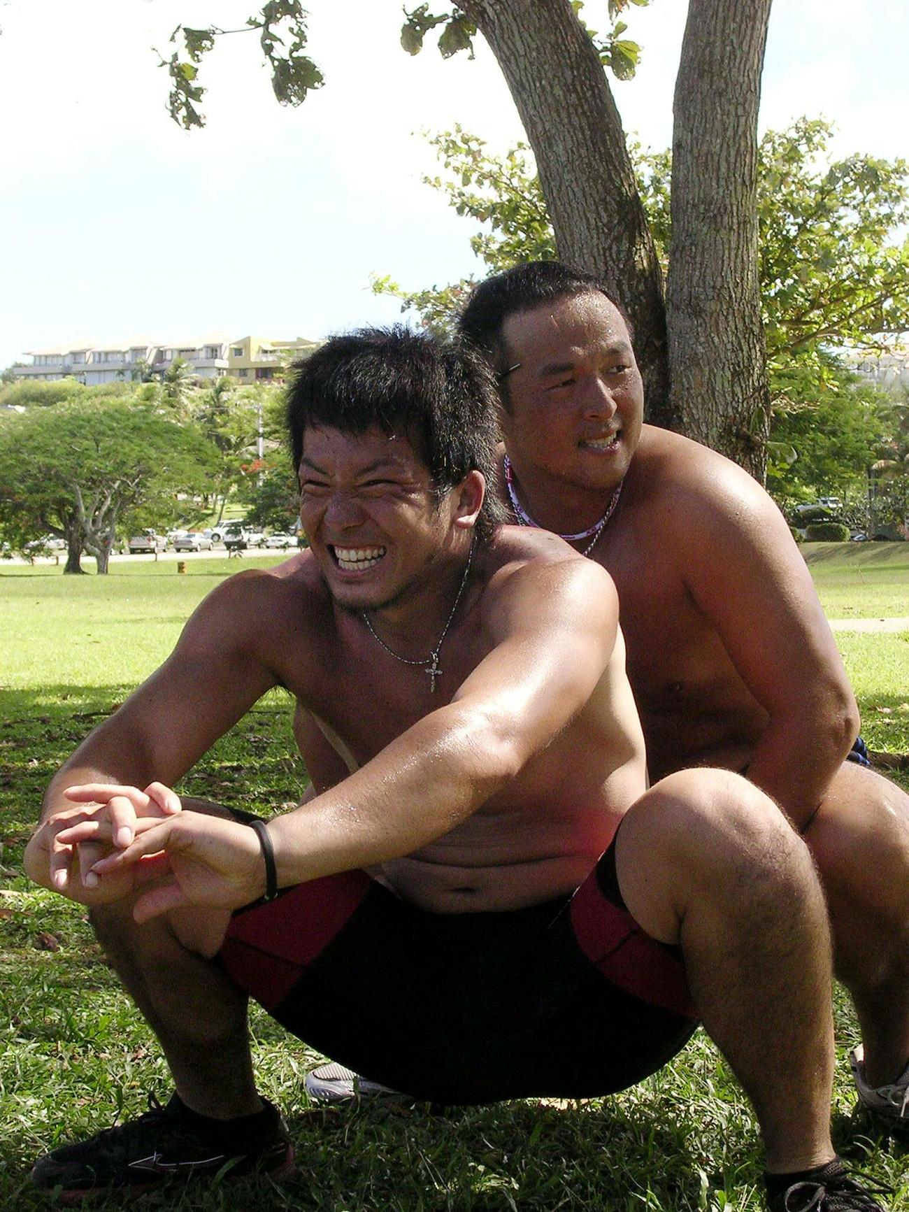 07年1月、グアムで自主トレを行う松田（左）と松中
