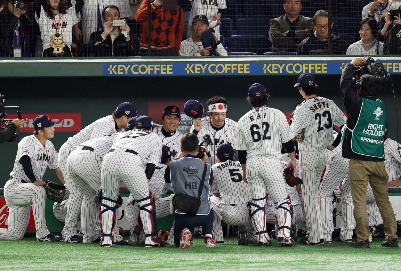 2019年11月プレミア12決勝戦　韓国戦を前に、必勝はちまきでナインに気合を入れる松田宣（中央）