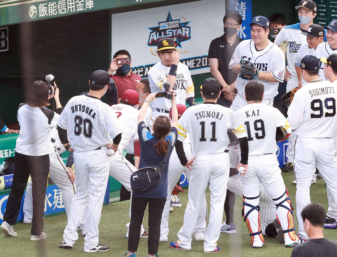 2021年7月「マイナビオールスターゲーム2021」全パの試合前円陣で、おもむろにペンで眉毛を太く描く松田（中央）