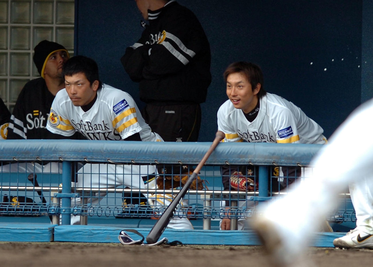 2006年2月、春季キャンプで川崎宗則（右）と並ぶ松田宣浩