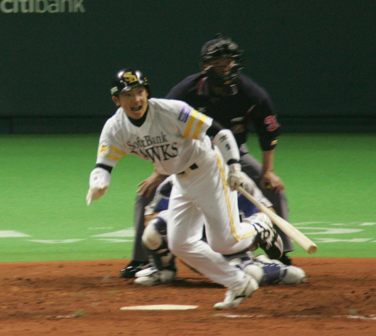 2006年3月、プロ初安打を放ったソフトバンク松田宣浩