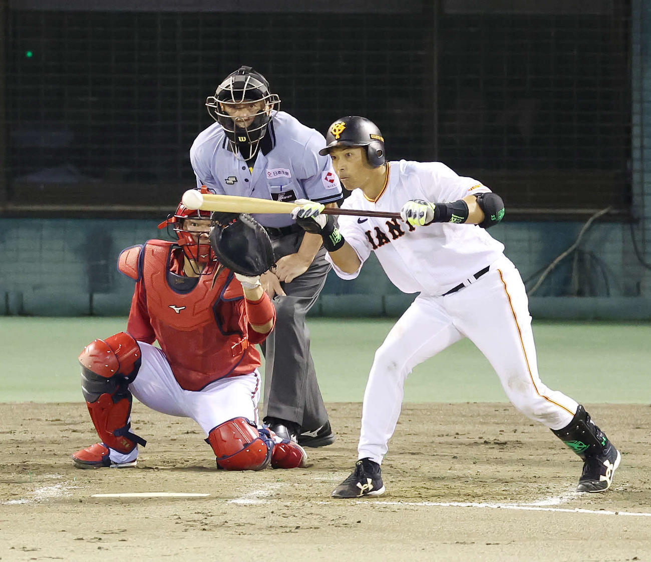 2023年8月31日広島戦、送りバントを決める巨人松田