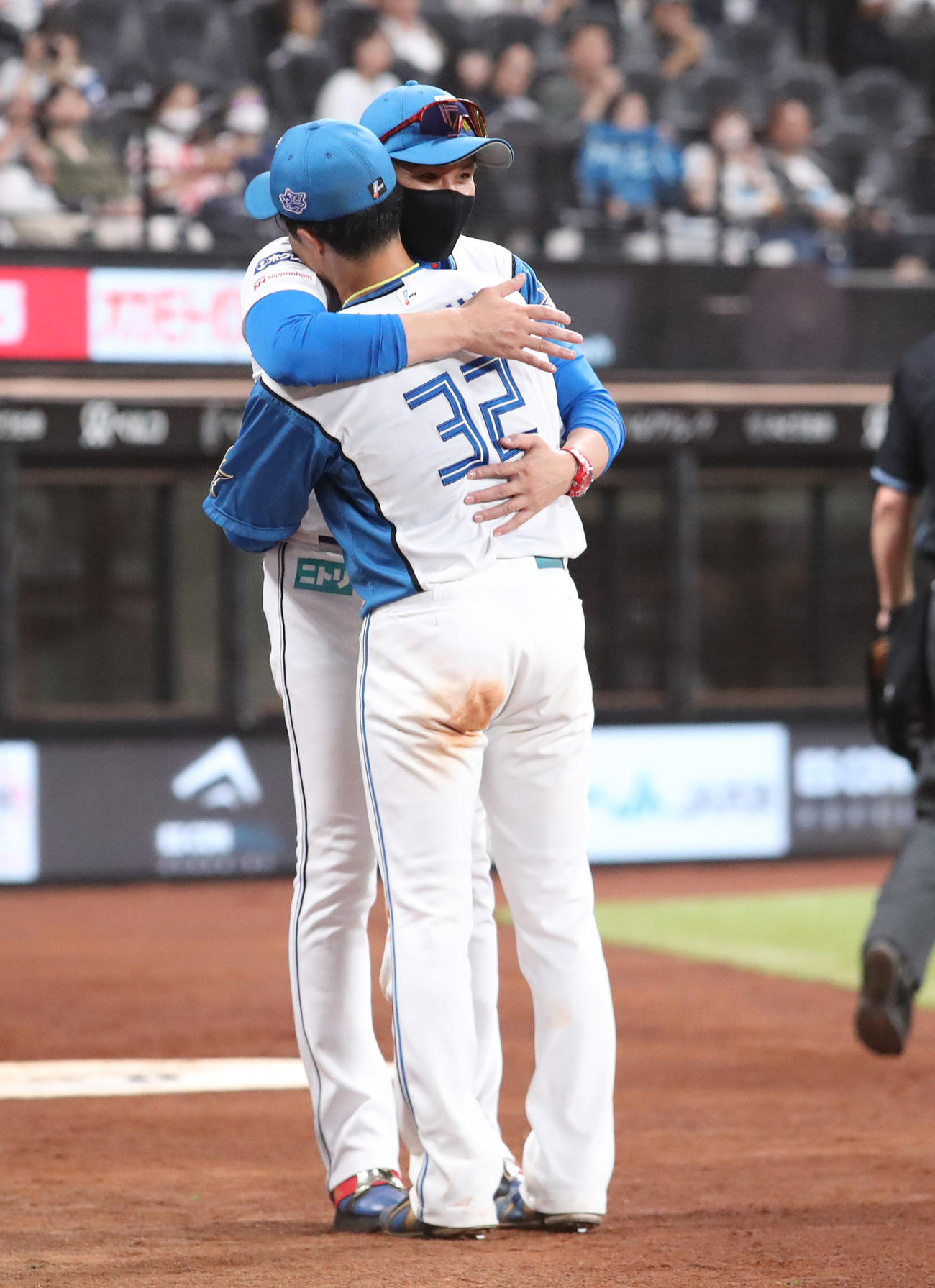 日本ハム対ロッテ　5回表、新庄監督は交代を告げた谷内を出迎える（撮影・佐藤翔太）