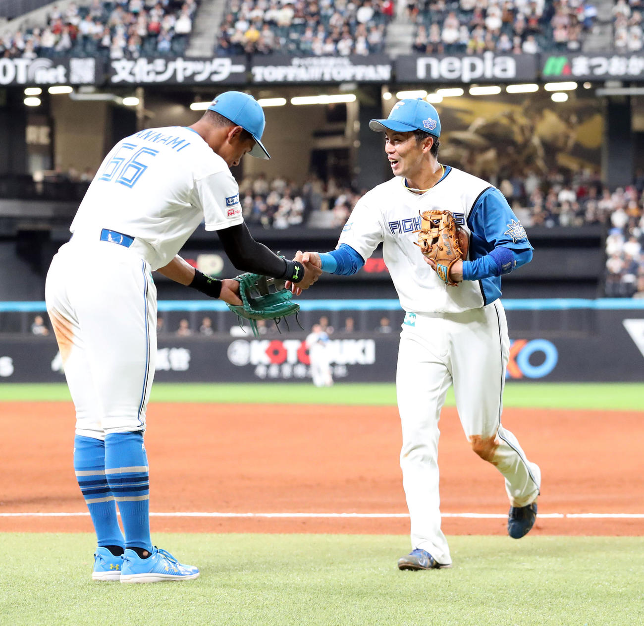 日本ハム対ロッテ　5回表、選手交代を告げられ万波（左）と握手しベンチに戻る谷内（撮影・佐藤翔太）