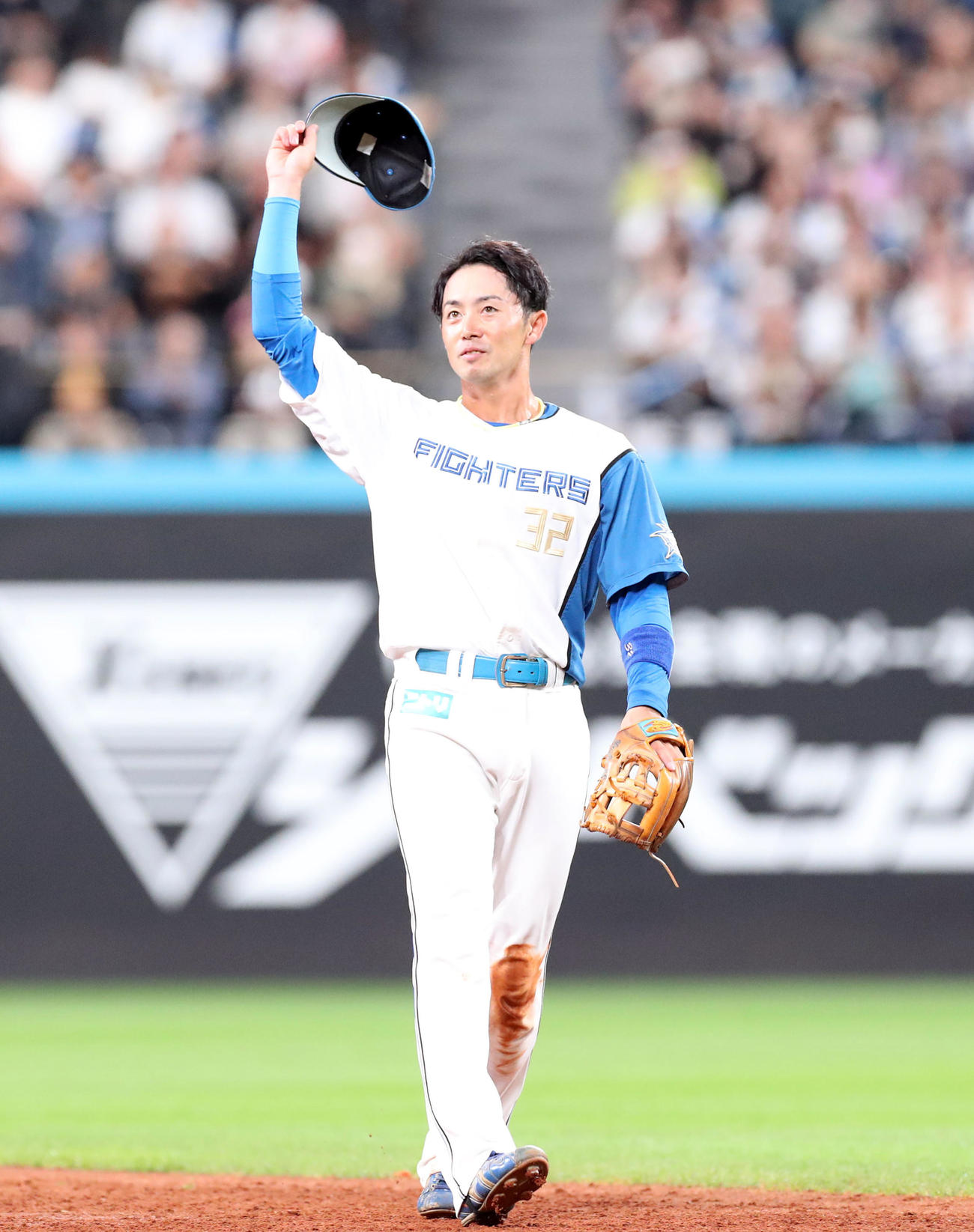 日本ハム対ロッテ　3回表、二塁手につきスタンド応援席のファンからの声援に応える谷内（撮影・佐藤翔太）