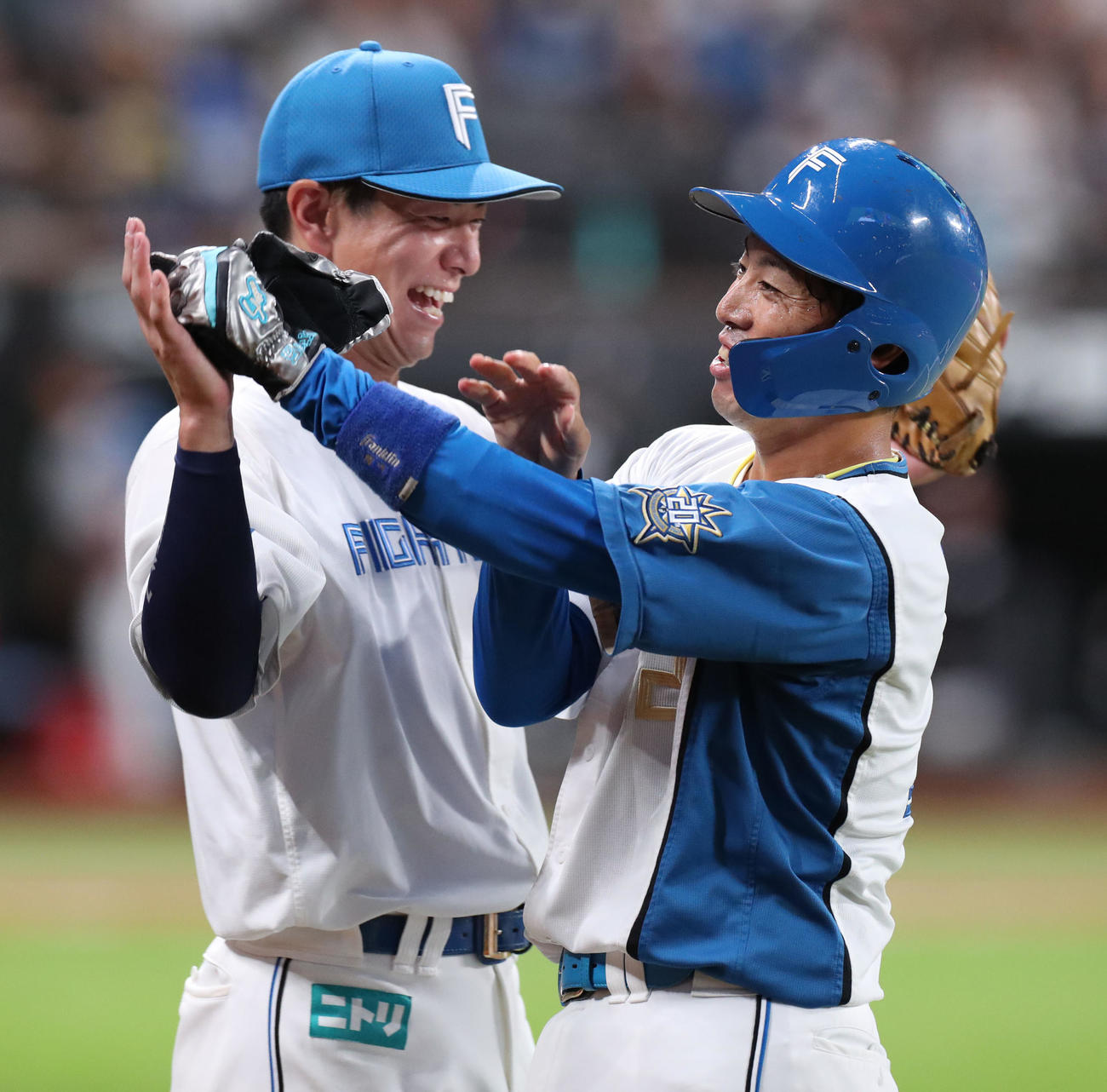 日本ハム対ロッテ　2回裏、中前適時打を放ち松本剛（左後方）に出迎えられる谷内（撮影・佐藤翔太）
