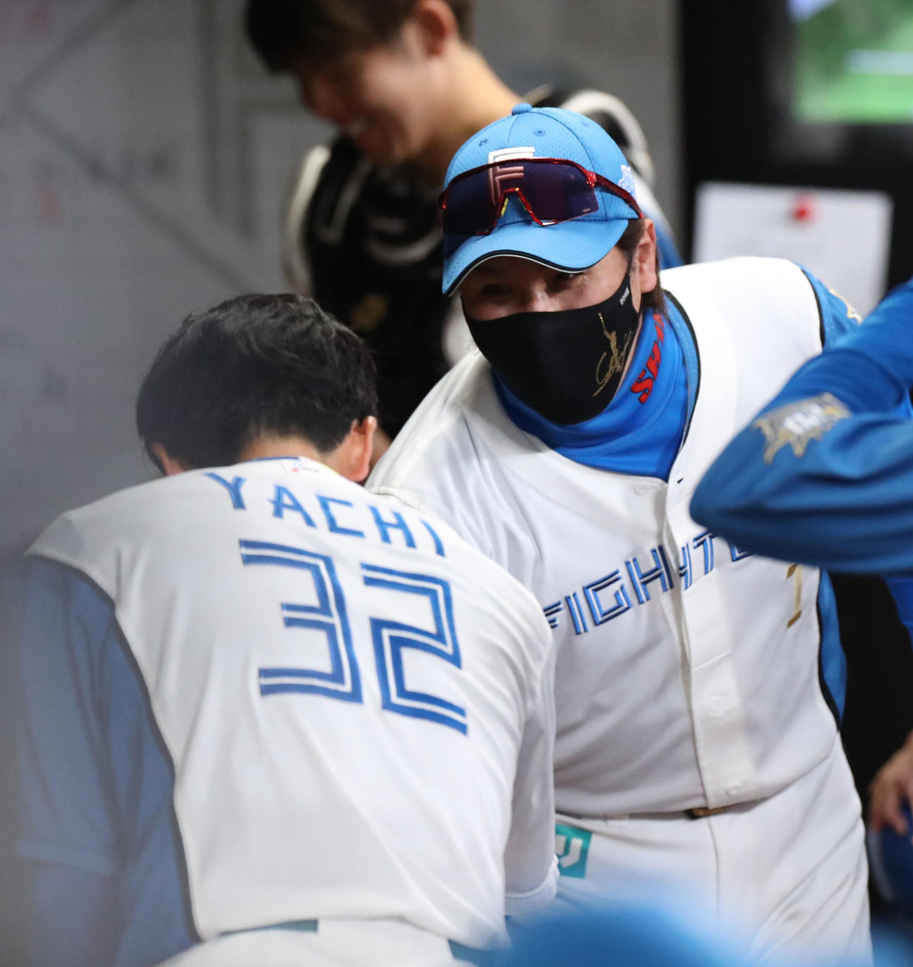 日本ハム対ロッテ　2回裏、中前適時打を放った谷内（左後方）を出迎える新庄監督（撮影・佐藤翔太）