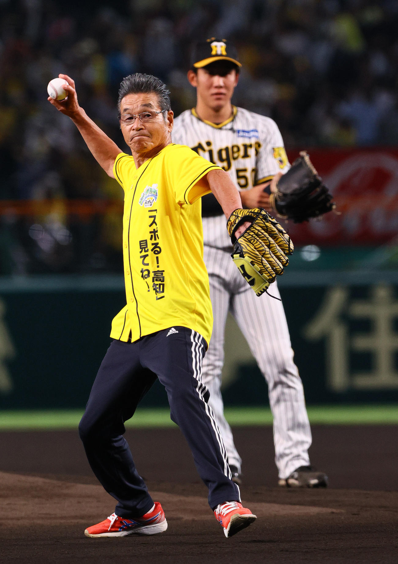 阪神対中日　始球式で投球する間寛平（撮影・上山淳一）