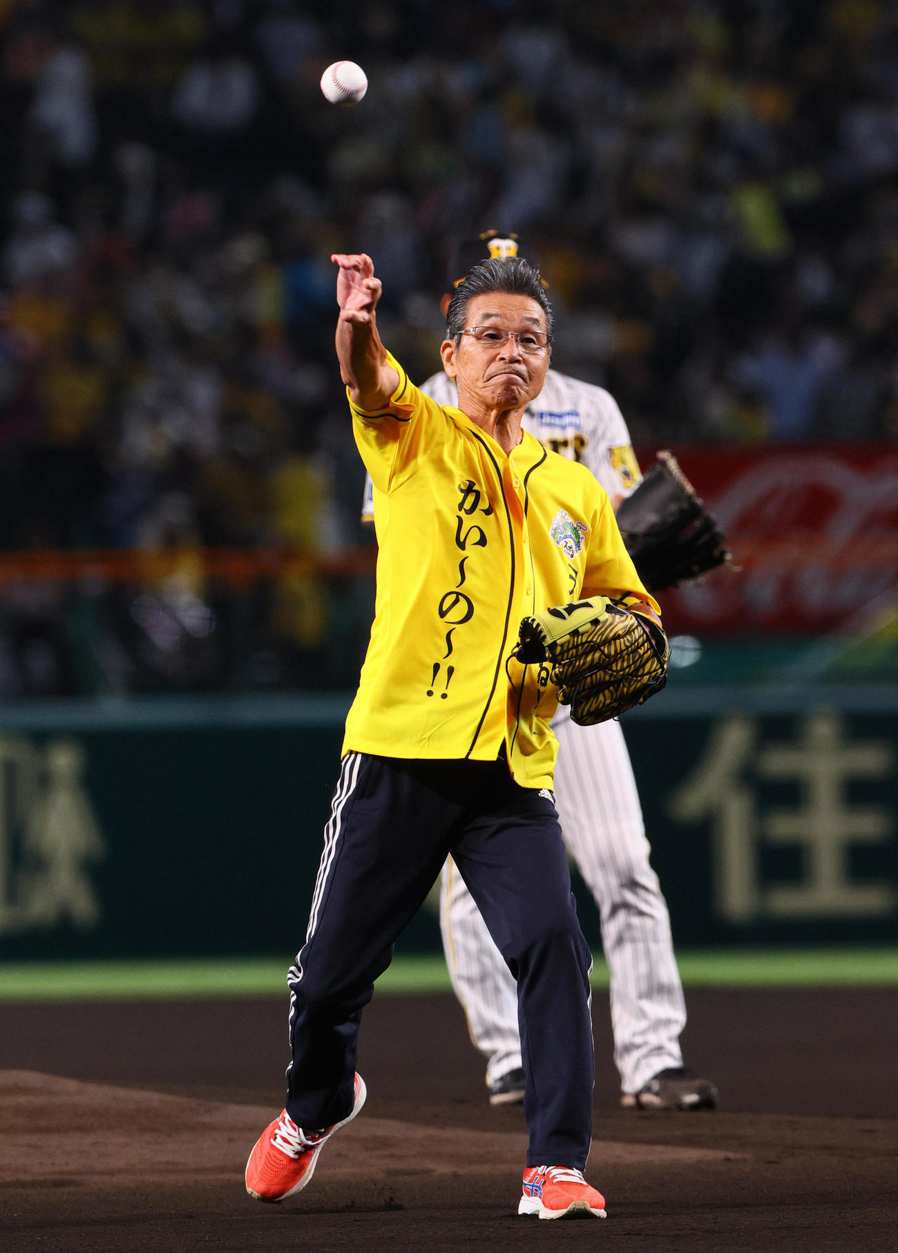 阪神対中日　始球式で投球する間寛平（撮影・上山淳一）