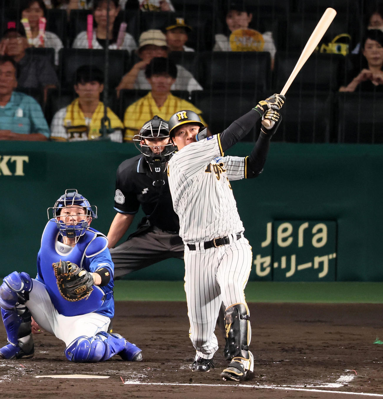阪神対中日　4回裏阪神1死一塁、大山は左越え2点本塁打を放つ（撮影・加藤哉）
