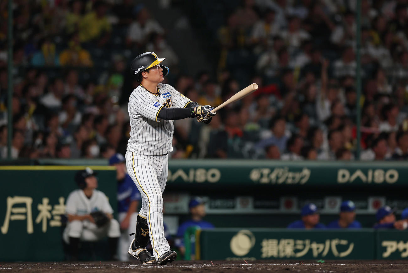 阪神対中日　4回裏阪神1死一塁、左中間へ2点本塁打を放つ大山（撮影・前田充）