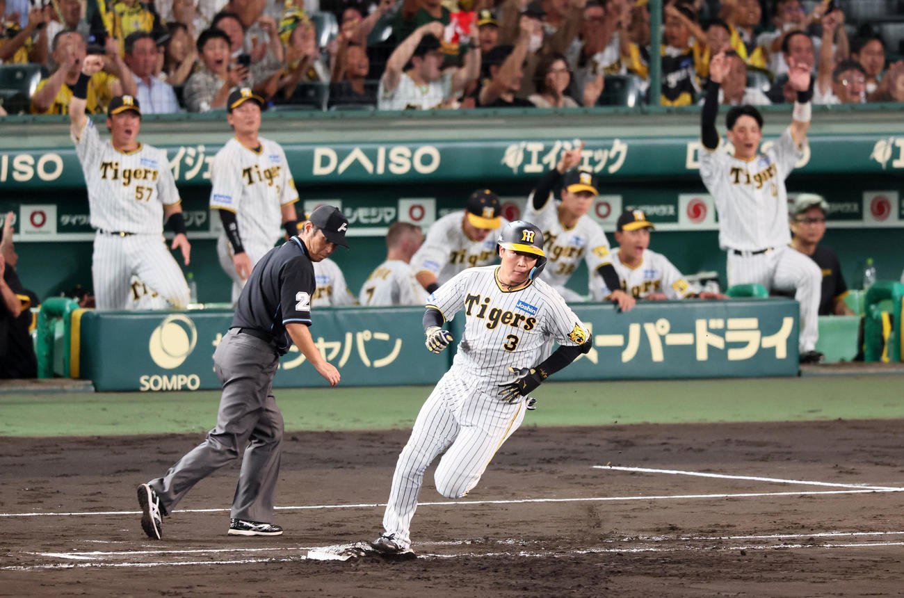 阪神対中日　4回裏阪神1死一塁、大山は左越え2点本塁打を放ちダイヤモンドを1周する（撮影・加藤哉）