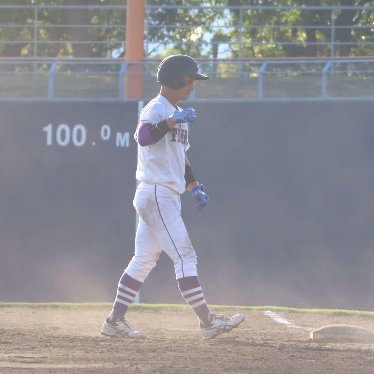 阪神大学野球連盟秋季リーグ戦　天理大対関西国際大　8回無死満塁で右適時打を放ち、塁上で拳を握る天理大の3番、下林源太内野手（撮影・村松万里子）