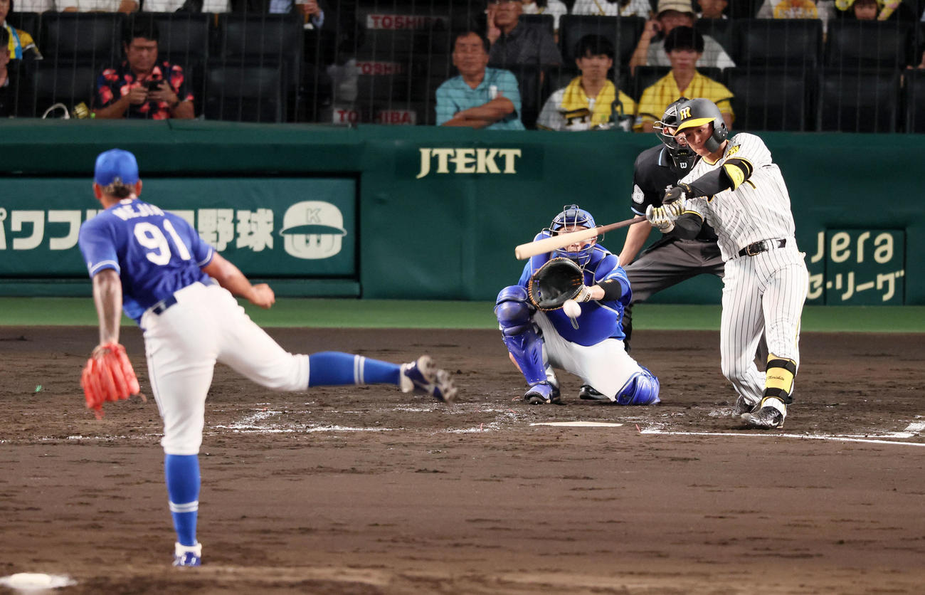 阪神対中日　4回裏阪神1死、森下は遊内野安打を放つ。投手はメヒア（撮影・加藤哉）