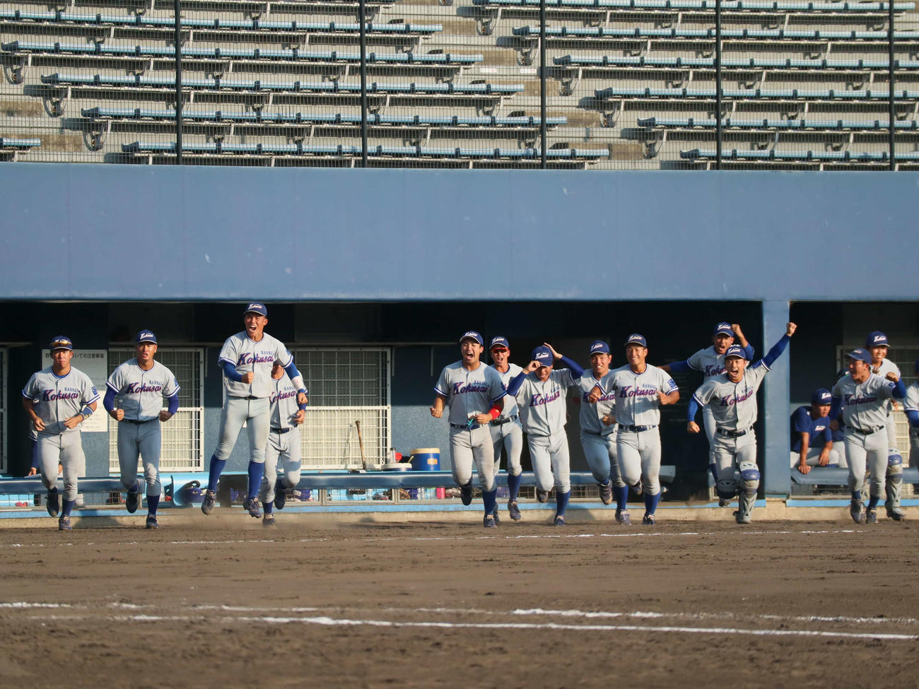 阪神大学野球連盟秋季リーグ戦　天理大対関西国際大　天理大に勝利し、喜ぶ関西国際大ナイン（撮影・村松万里子）