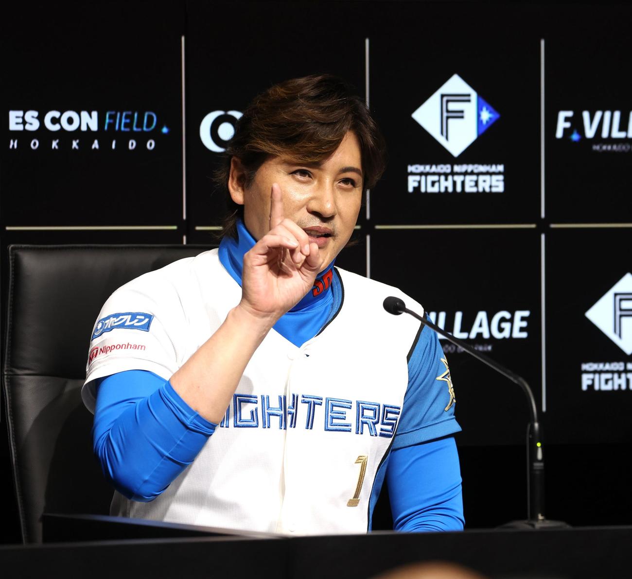 監督続投会見で来季目標を話す日本ハム新庄監督（撮影・黒川智章）