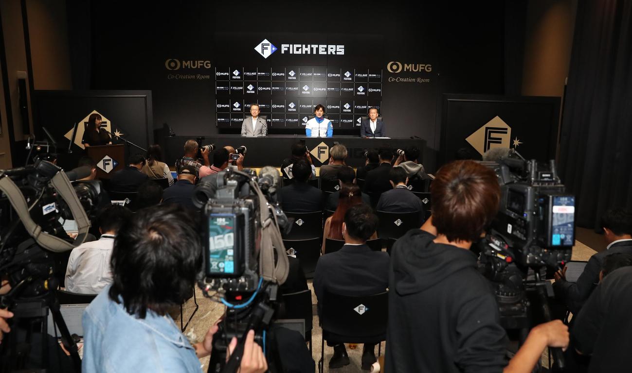 監督続投会見で話す日本ハム新庄監督（中央）（撮影・黒川智章）