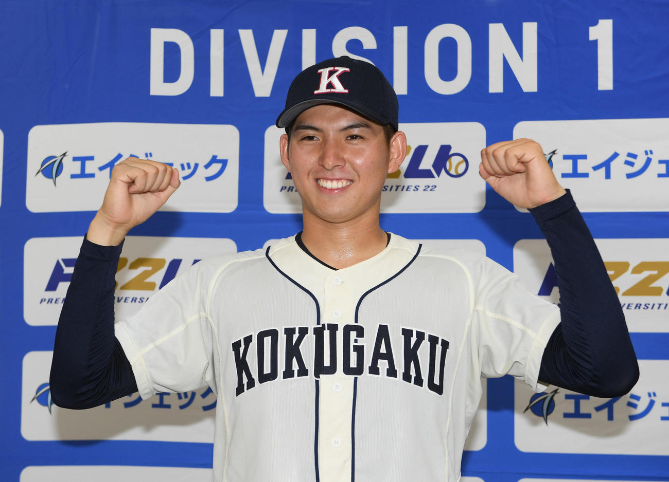 完封勝利した国学院大・武内はガッツポーズ（撮影・柴田隆二）