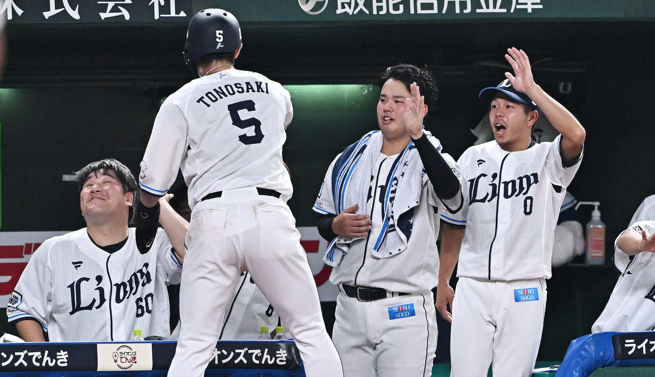 西武対楽天　5回裏西武無死一、三塁、マキノンの適時打で生還した三塁走者外崎（手前）を迎える渡辺（後方右から2人目）（撮影・滝沢徹郎）