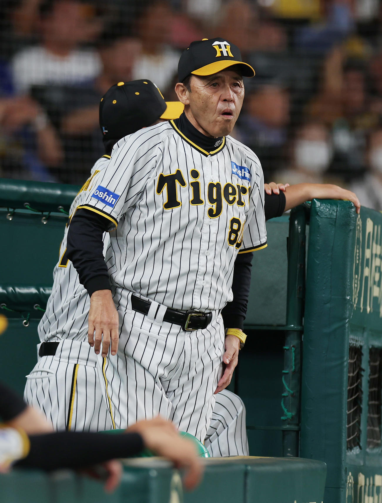 阪神対中日　7回裏阪神一、二塁、中野の三ゴロのアウト判定にリクエストし、厳しい表情を見せる岡田監督（撮影・前田充）
