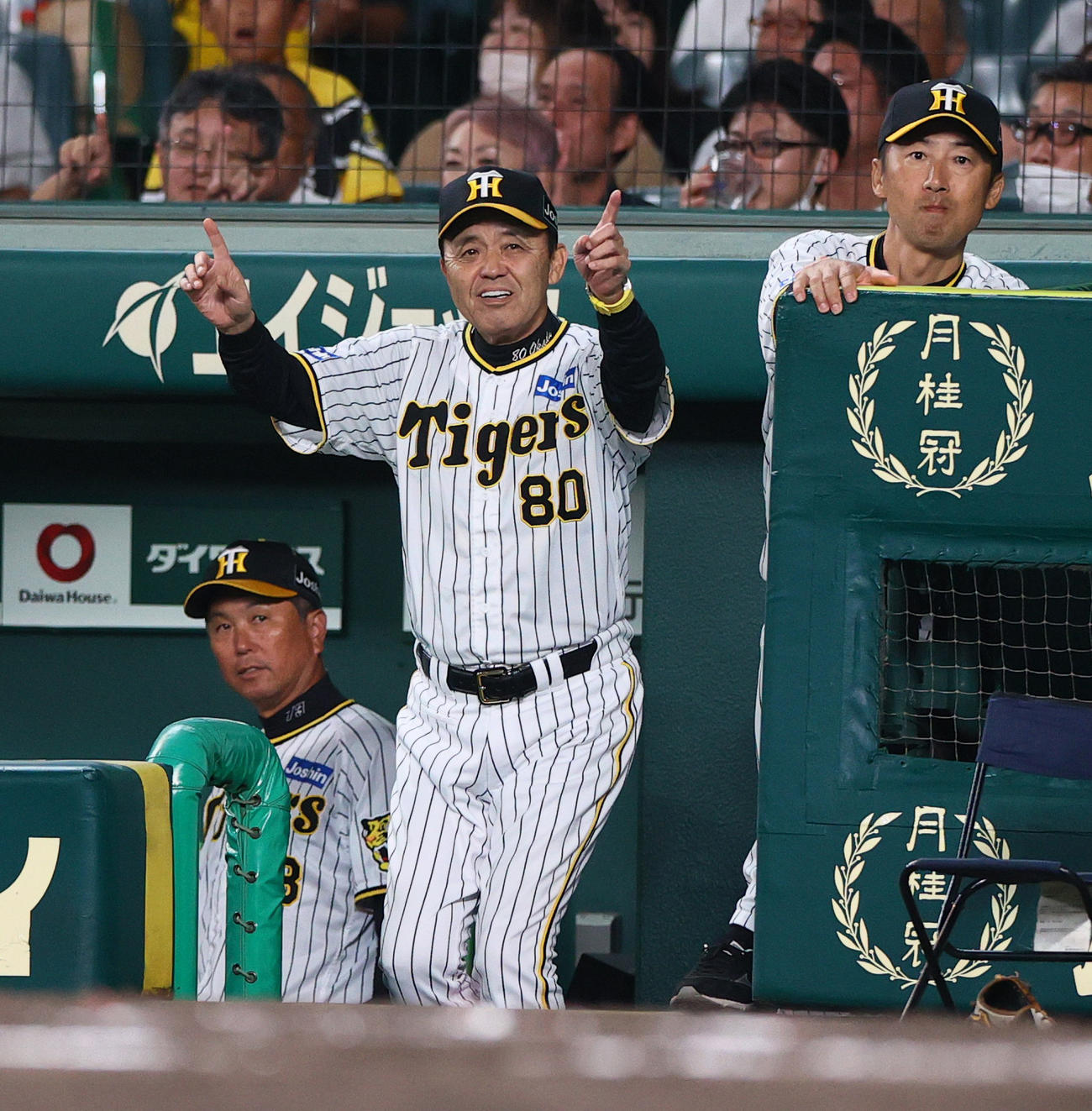 阪神対中日　7回裏阪神1死一、二塁、中野の遊ゴロで、球審に「リクエスト」行使する岡田監督（中央）、結果は変わらず（撮影・上山淳一）